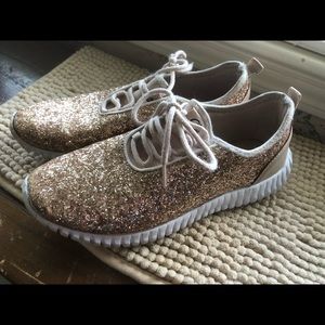 Daisy Fuentes gold glitter tennis shoes